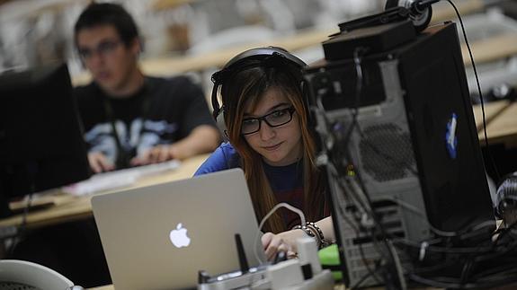 Una joven, en uno de los úlitimos Euskal Encounters en el BEC. 