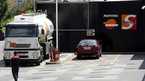 Un camión sobre los tanques de combustible de una gasolinera vasca.