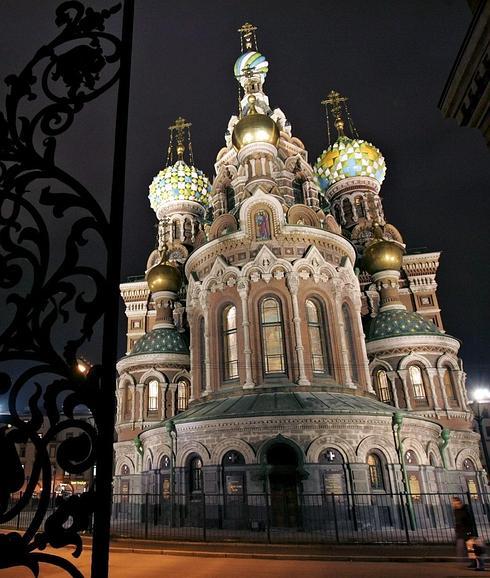 Vista nocturna de la iglesia del Salvador sobre la sangre derramada.