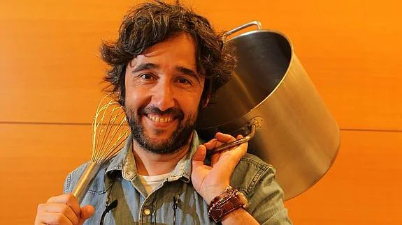 Diego Guerrero posa con varios útiles de cocina. 