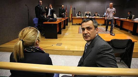 El empresario Jabyer Fernández, en el juicio, junto a su hermana Susana.