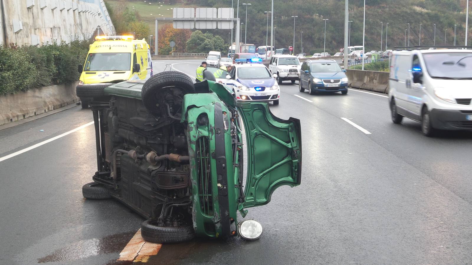 Un herido tras el vuelco de un coche en el alto de Enekuri