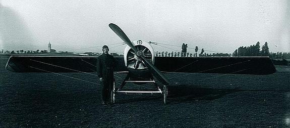 Heraclio Alfaro con el aeroplano de su invención, en el Campo de Lacua. A la izquierda, el pueblo de Arriaga, hacia 1914. 