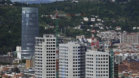 Vistas de la construcción de las torres de Garellano. 