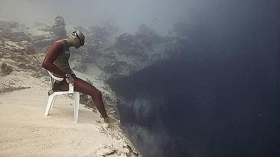 Miguel Lozano se asoma al agujero Dean’s Blue Hole, de 202 metros, en las Bahamas. 
