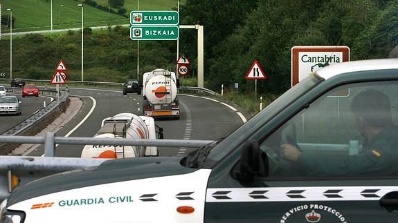 Agentes de la Guardia Civil controla el paso de camiones de Cantabria a Bizkaia.