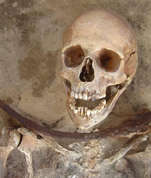 Los restos de una mujer en la treintena, con una hoz sobre su cuello. 