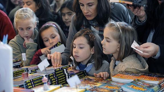 Un grupo de niños en la pasada edición de la Durangoko Azoka .