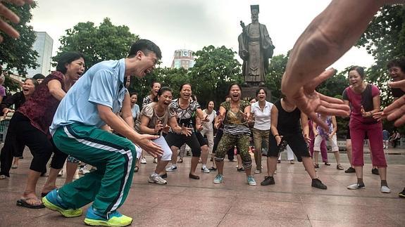 Sesión de risoterapia en la plaza Ly Thai, el emperador que convirtió Hanoi en la capital de Vietnam. 