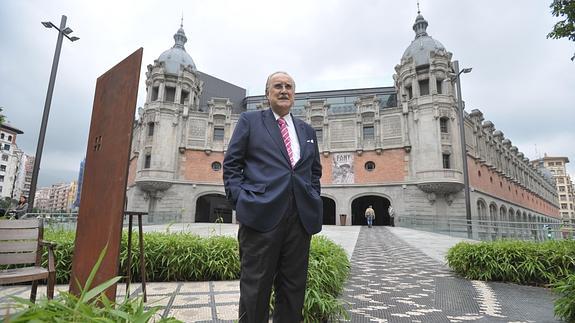 Iñaki Azkuna posando frente a la Alhóndiga en 2011.