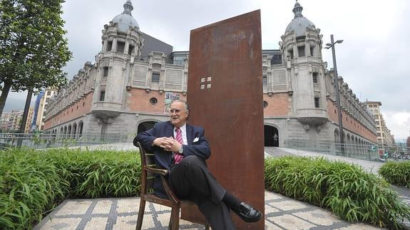 Iñaki Azkuna posa junto al edifico en 2011.