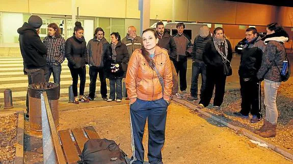 Mamen, la madre de Zuriñe, espera a las puertas del servicio de urgencias del hospital San Pedro con amigos y familiares.