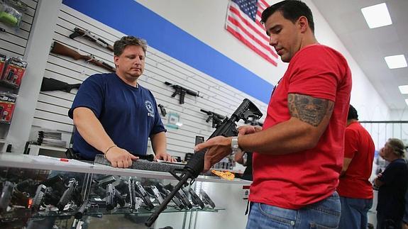Un cliente prueba un rifle de asalto AR-15 en una tienda de Florida.