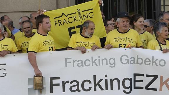 Una protesta contra el fracking en Vitoria. 