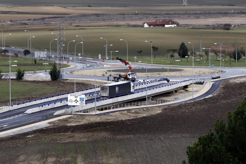 Un camión de Stinser abandona el polígono de Ircio por el nuevo enlace con la carretera de Logroño. Durante años han tenido que cruzar el centro de Miranda. 