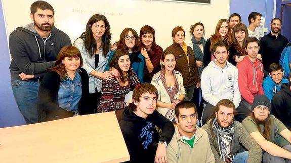Alumnos del instituto de FP Tartanga rodean a la concejala de Educación, Josebiñe Aranaga, y a su profesora, Auxi Tecerño. 