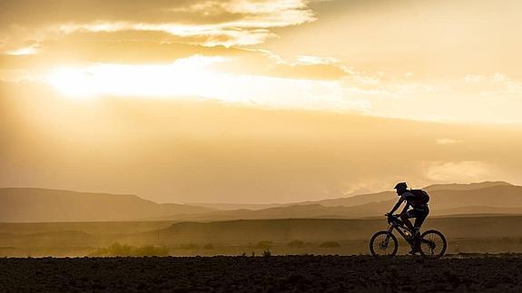 Un participante durante una de las etapas de la Titan Desert.