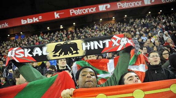 Cientos de personas han llenado las gradas de San Mamés de Ikurriñas y senyeras.