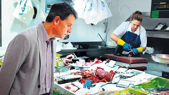 Luis Jiménez inspecciona un puesto de pescado en el mercado del Ensanche de Bilbao.