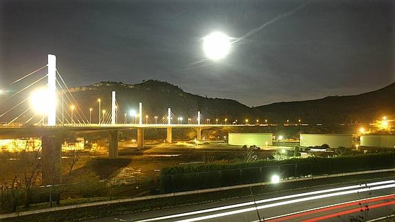 Panorámica nocturna del puente de La Arena.