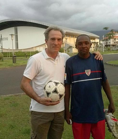 Andoni Goikoetxea, en 2013, con un aficionado del Athletic en Guinea.