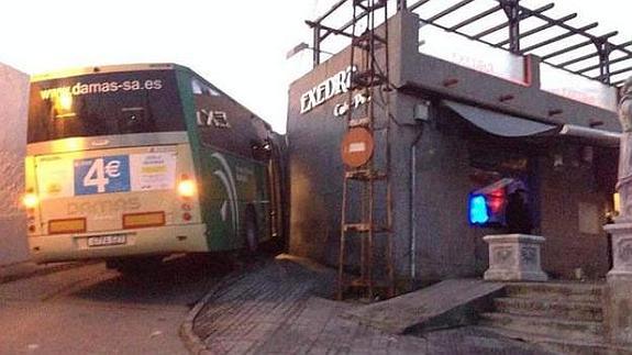 El autobús aparcado junto al bar de copas.