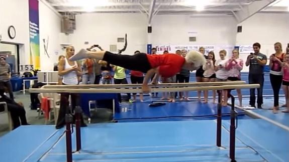 A los 89 años, se luce en las barras paralelas