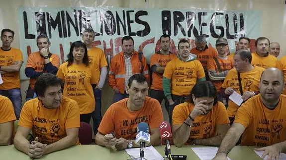 Miembros del comité de empresa de Laminaciones Arregui, en una rueda de prensa.