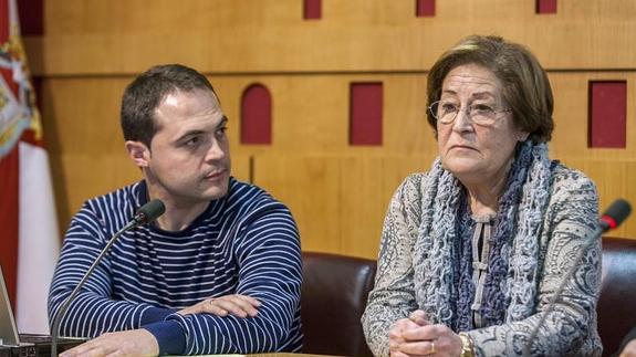 El hermano y la madre de Borja Lázaro, esta mañana, en la sala de prensa del Ayuntamiento