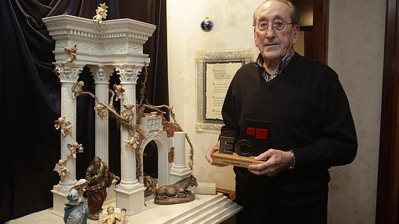 Sánchez Iñigo posa con el premio junto al nacimiento