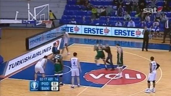 Momento de la agresión del espontáneo a un jugador.