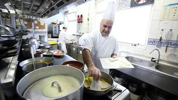 El cocinero Antonio Seren pone al fuego unos preciosos lomos de bacalao en la cocina del Guria. 