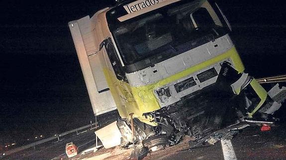 Muere un hombre de 39 años en un choque frontal con un camión