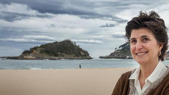 
María San Gil, en la playa de La Concha de San Sebastián.