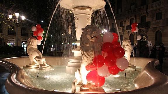 Los globos blancos y rojos de la campaña de Stop Sanfilippo en la plaza Jado de Bilbao. 