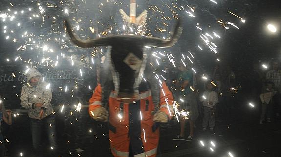 Un toro de fuego en unas fiestas de Vitoria. 