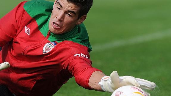 El portero Raul Fernández-Cavada durante un entrenamiento del Athletic en Lezama en 2012.