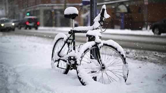 La nieve se amontona sobre una bicicleta en Cambridge, Massachusetts, el 24 de enero