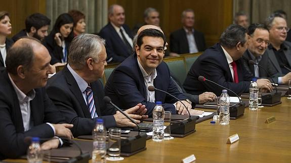 Alexis Tsipras rodeado por su equipo de gobierno en el primer consejo de ministros. 