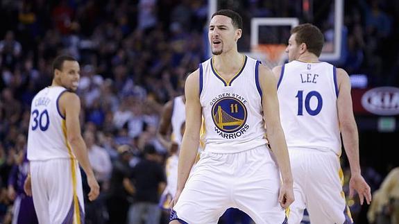 Klay celebra su racha anotadora . Curry, en segundo plano, no puede evitar reirse 