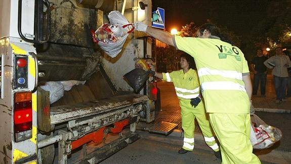 Operarios de limpieza en Vitoria. 