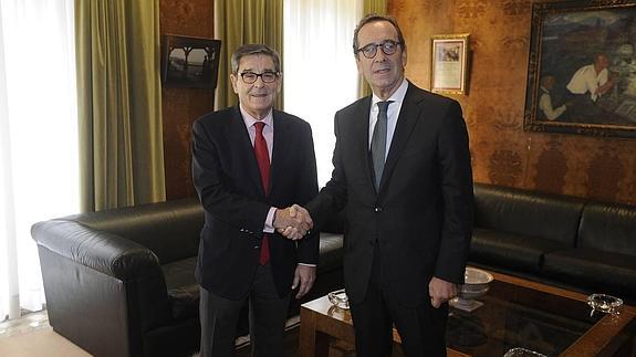El expresidente de Kutxabank Mario Fernández con su sucesor, Gregorio Villalabeitia.