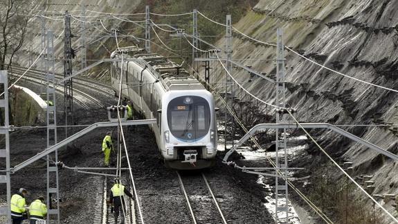 Un tren de Euskotren pasa por la zona del desprendimiento. 