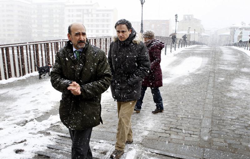 El subdelegado del Gobierno en Burgos, José María Arribas, acompaña al presidente de la CHE, Xavier de Pedro, durante su visita ayer al puente de Carlos III. 