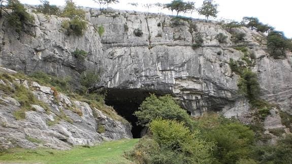 La cueva desde la explanada de la mina. 