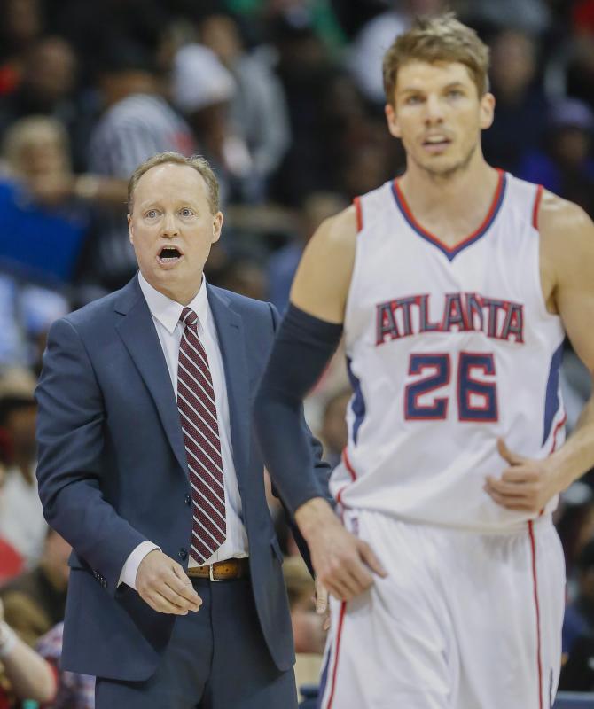 Buldenholzer, de traje, y Korver en el encuentro contra los Warriors