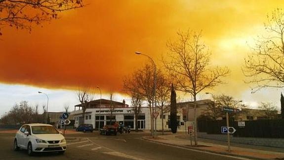 La explosión química ha dejado una impresionante nube de color naranja.