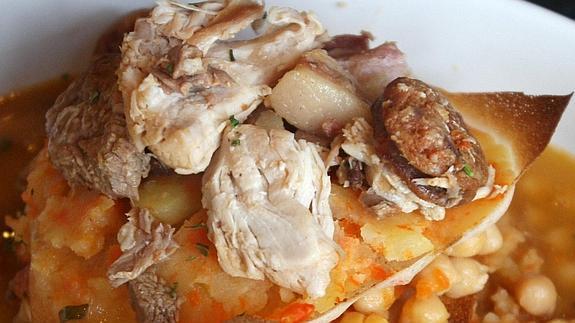 La ropavieja se elabora con carnes desmechadas acompañadas luego con patatas.