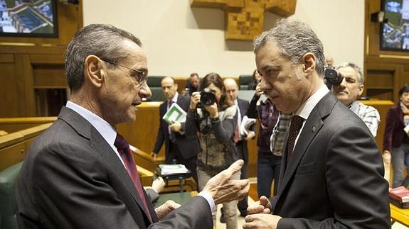 Ángel Toña e Iñigo Urkullu, este jueves en el Parlamento vasco.