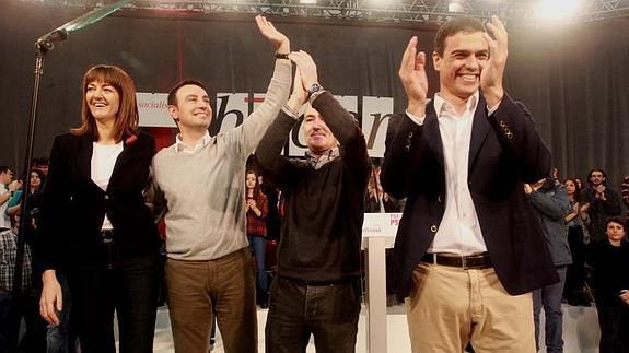 El secretario general del PSOE, Pedro Sánchez, acompañado de Idoia Mendia, Mikel Torres y Alfonso García.